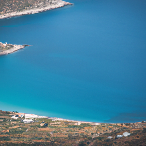 נוף אווירי עוצר נשימה של Kithira Kithira, המציג את מי הטורקיז והנופים השופעים שלה