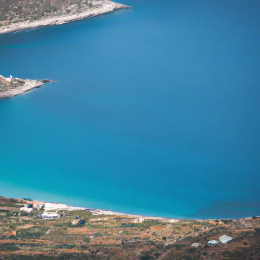 נוף אווירי עוצר נשימה של Kithira Kithira, המציג את מי הטורקיז והנופים השופעים שלה