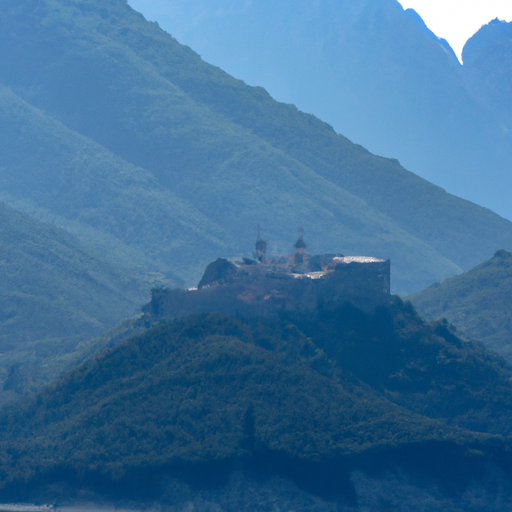 מבט מרחוק על המנזרים הניצבים על פסגות הר אתוס