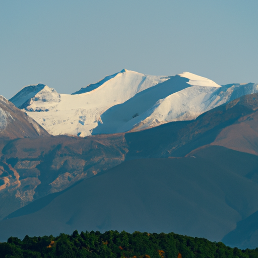 נוף עוצר נשימה של הר האולימפוס, על פסגותיו המושלגות והיערות השופעים